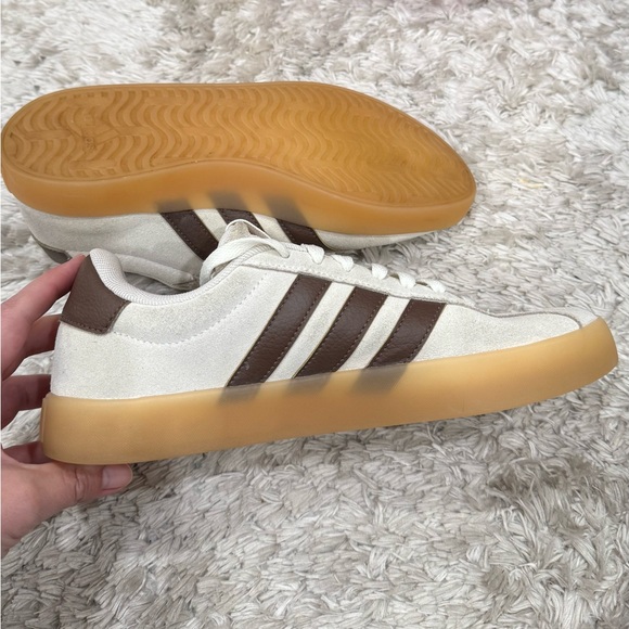 Adidas suede sneakers with gum sole, women’s size US 7.5 / EU 39 1/3 - Picture 2 of 7